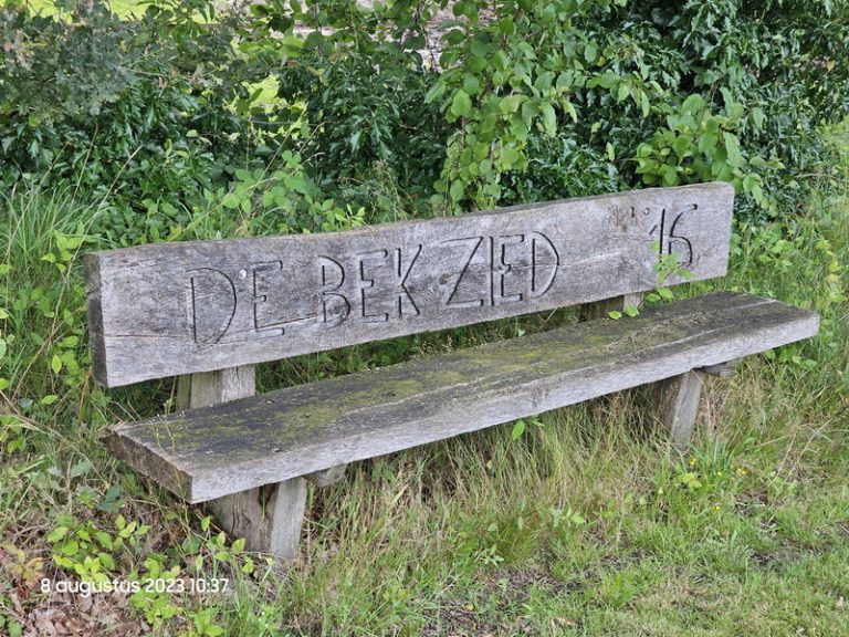 Dit bankje met opschrift DE BEKZIED 16 staat ter hoogte van Beekzijdeweg 25. Wat de betekenis van de inscriptie is is mij nog onduidelijk.