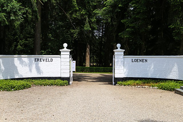 Loenense Watervallen 2 640px Ereveld Loenen 2017 06