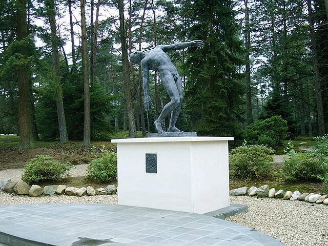 Loenense Watervallen 1 Ereveld loenen monument vallende man